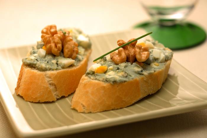 Montaditos de queso azul