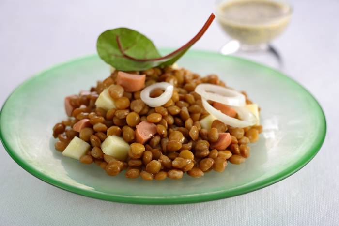 Ensalada de lentejas y salchichas