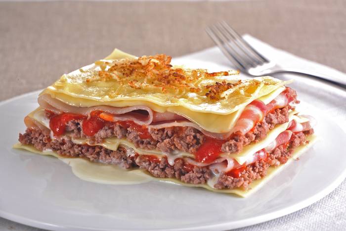 Lasaña de carne y bacón
