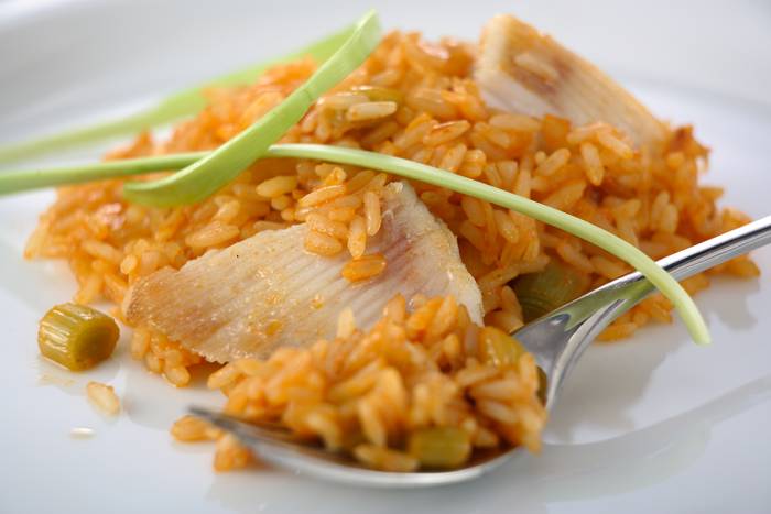 Paella de raya y ajos tiernos