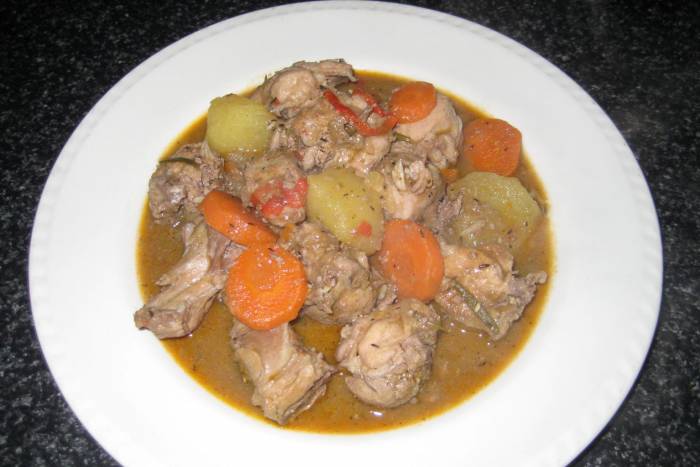Conejo en salsa de higado al vino tinto