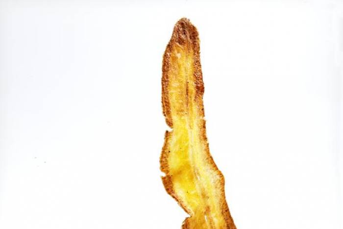 Pastel de plátano, dátiles y avellanas con crema de queso