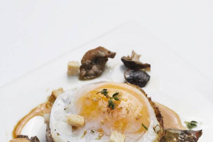 Huevos de pato con setas y tocino ahumado