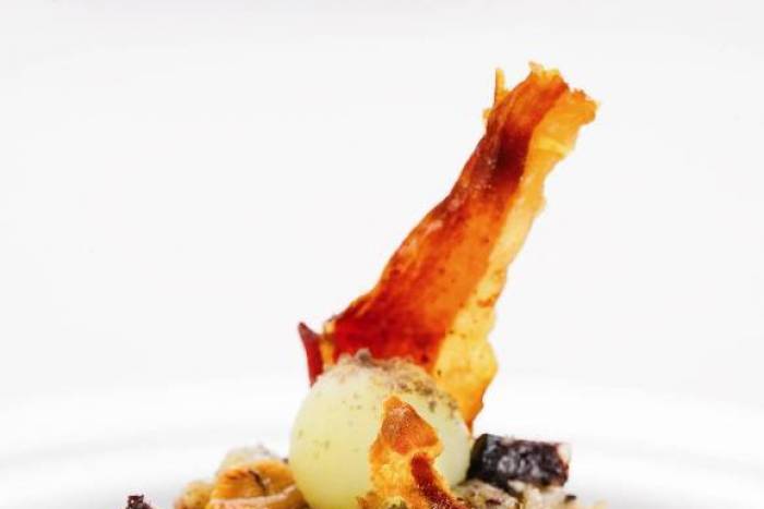 Patata enmascarada de butifarra con crujiente de jamón