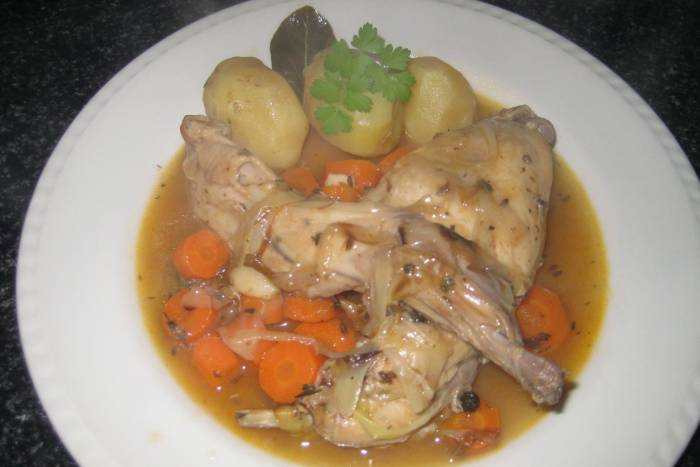 Muslos de conejo al vino