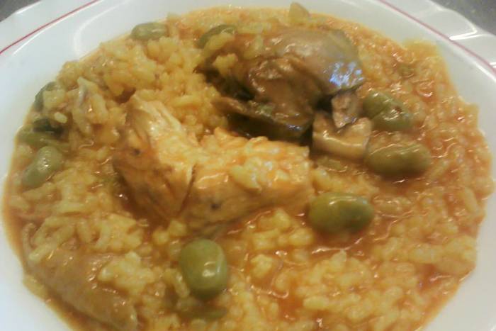 Arroz con pollo y habas