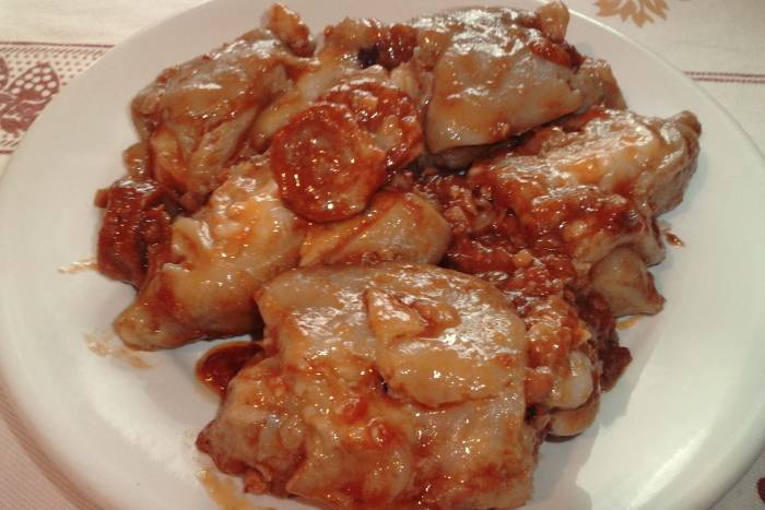 Manitas de cerdo con tomate y un toquecito picante