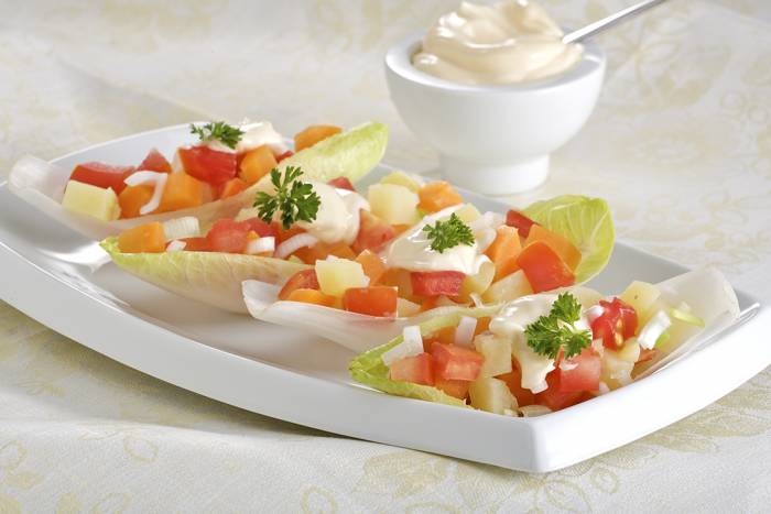 Ensalada de endibias, zanahoria, manzana, nueces y pasas