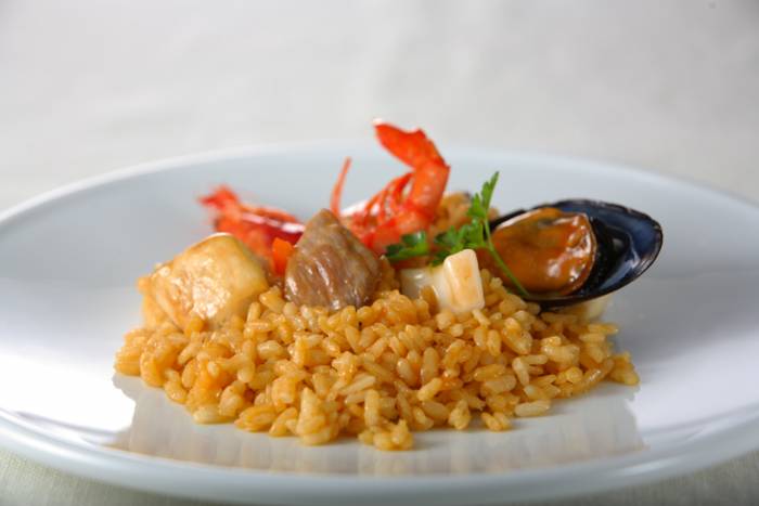 Paella de conejo y marisco