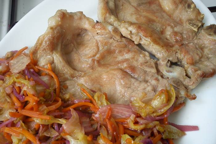 Chuletas de aguja de cerdo con salteado de lechuga