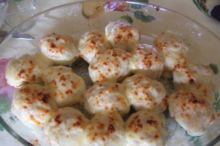 Huevos rellenos con beicon y bechamel gratinados