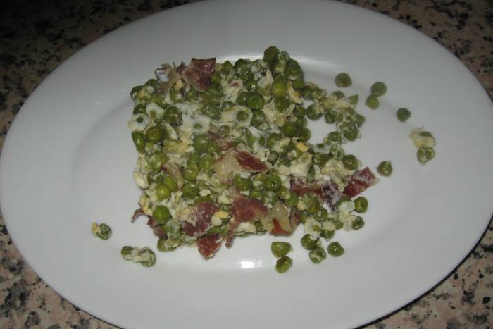 Revuelto de guisantes con jamón