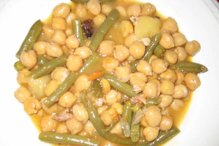 Potaje de garbanzos a la jardinera