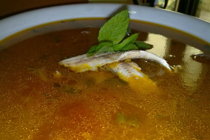 Sopa de tomates con boquerones y hierbabuena