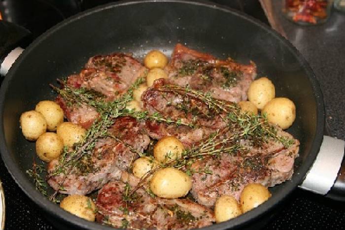 Guisado sabroso de cordero o estofado de cordero