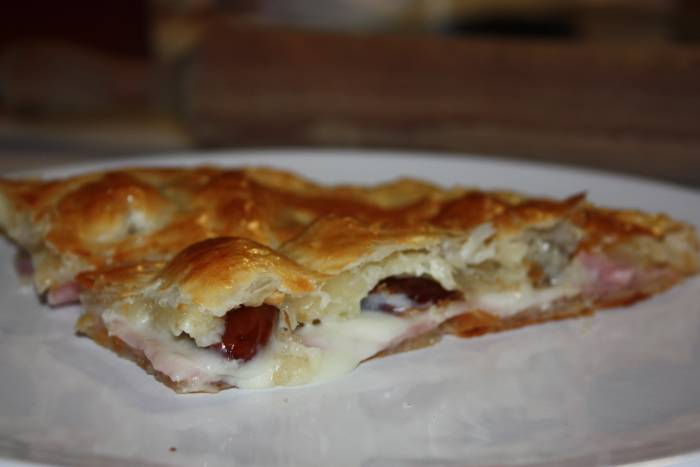 Empanada de jamón, queso y dátiles