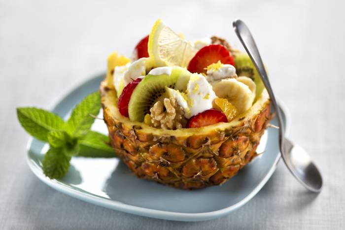 Macedonia de frutas con salsa de yogur al limón
