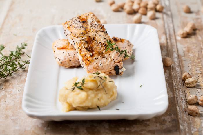 Salmón con crema de garbanzos y patatas
