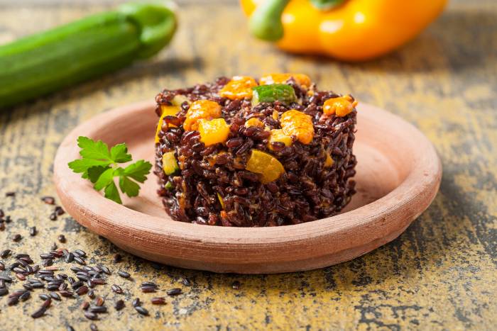 Ensalada de arroz venere y pimiento
