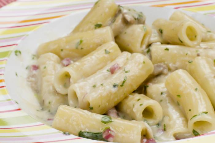 Macarrones en salsa alfredo