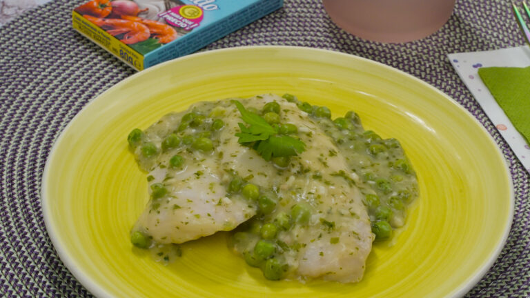 Merluza en salsa verde con guisantes