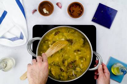 Cocinar las alubias y agregar el caldo