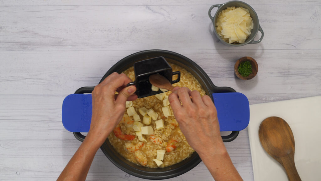 Añadiendo el arroz
