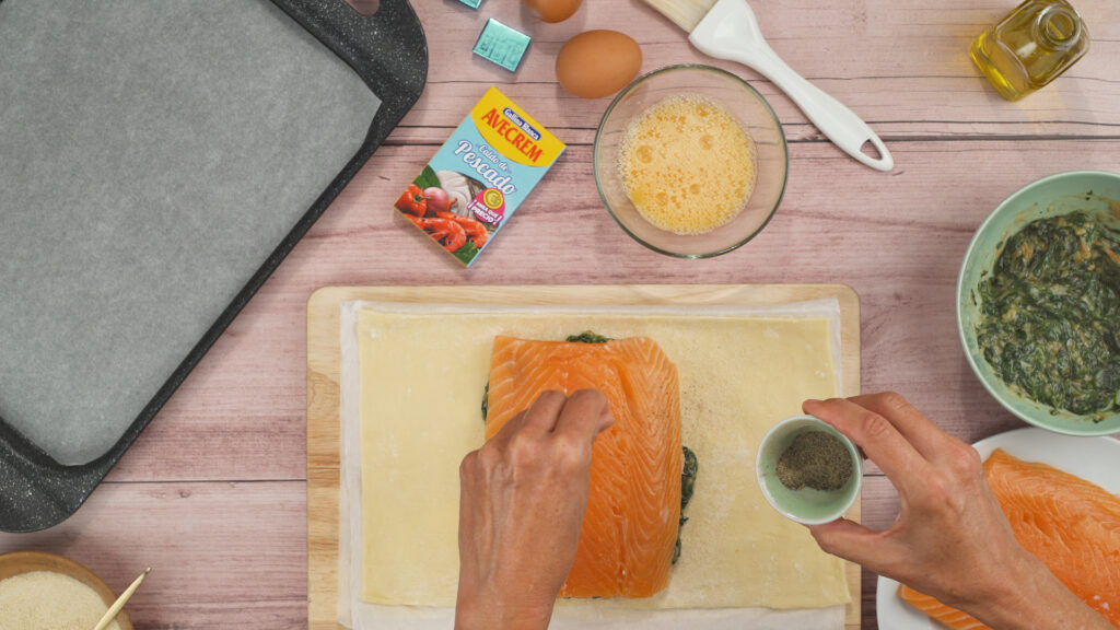 Prepara el hojaldre para el salmón