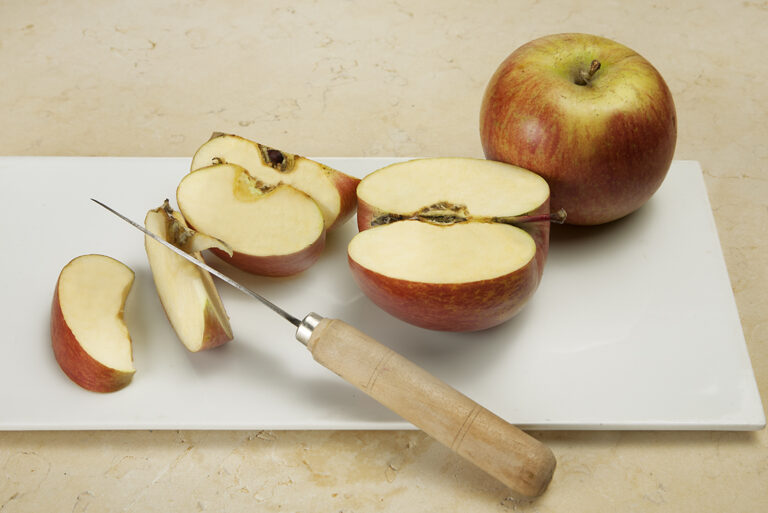   si en tu casa tienes algunos de aquellos que huyen cuando descubren que se está haciendo coliflor, te contamos qué puedes hacer para disimular ese aroma tan característico que desprende esta verdura, sobre todo cuando se cocina.