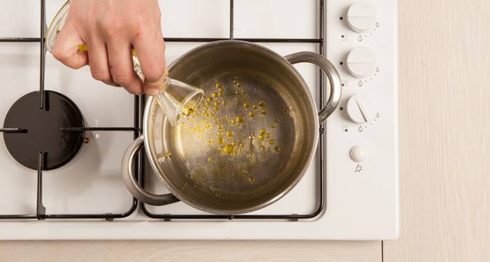Cuece la pasta con un poco de aceite