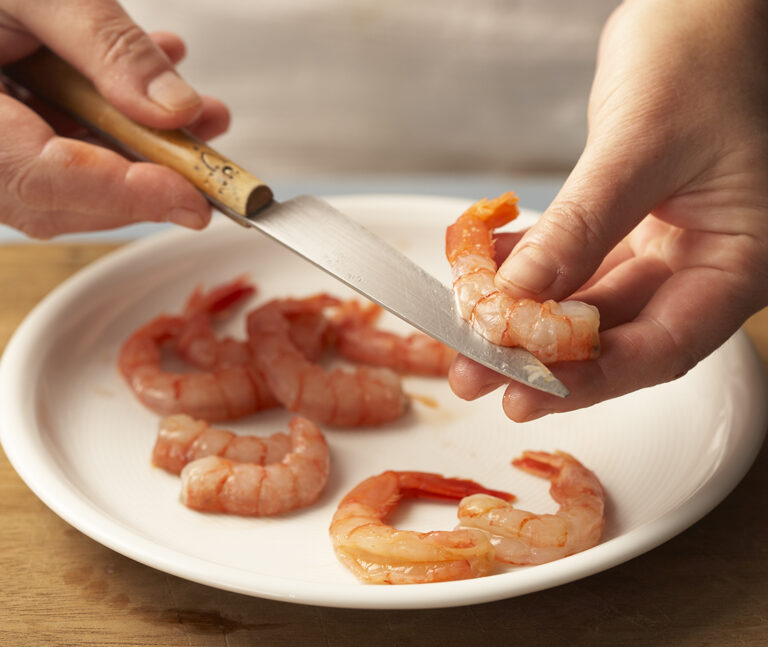 Limpia las gambas perfectamente   si quieres que las gambas te queden muy limpias, hazles un corte en el lomo con un cuchillo.