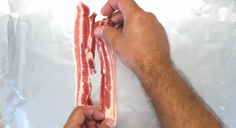 Para que el bacon os quede al estilo americano solo debes colocar papel de cocina en un plato y pon encima las lonchas de bacon separadas por unos centímetros.
