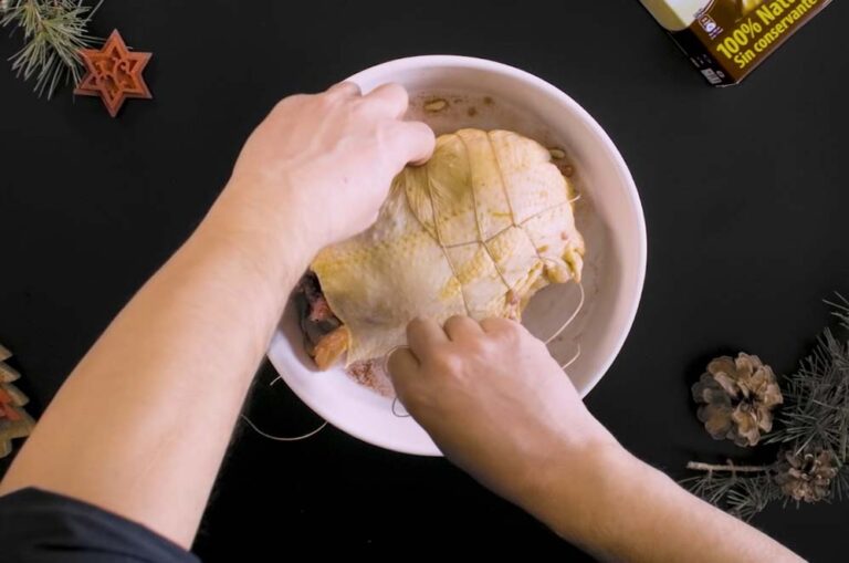   para que el pollo relleno quede uniforme has de atar las patas y las alas de modo que queden pegadas a su cuerpo.