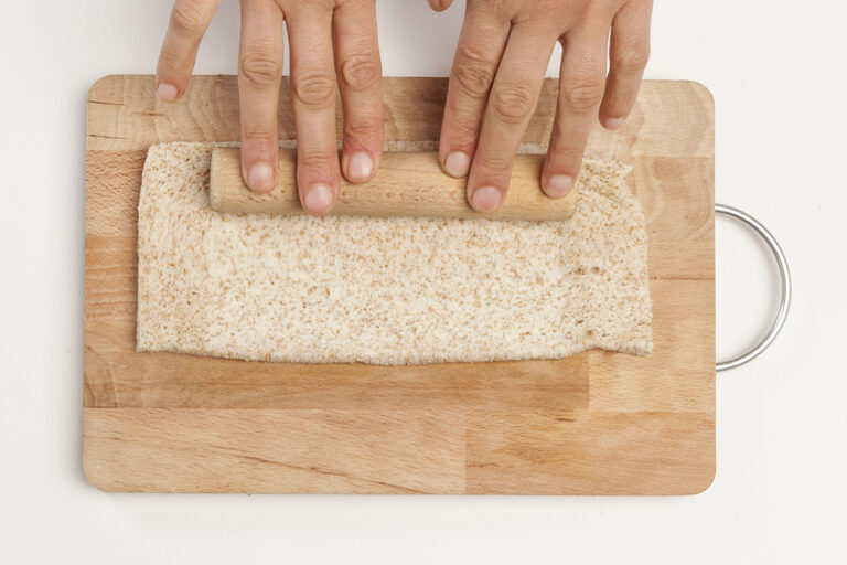 Truco: chafar el pan con un rodillocuando prepares las tartaletas, aplasta el pan con rodillo, de este modo podrás moldearlo más fácilmente sin que se rompa.
