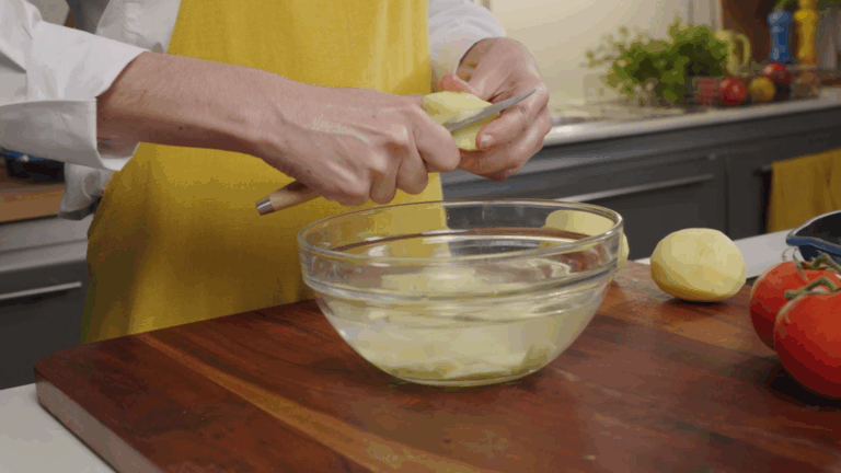 Apúntate este súper truco gallina blanca para que tu guiso de sepia con patatas quede aún mejor: para que las patatas suelten el almidón y el guiso quede más espeso, tienes que chascarlas y dejarlas un ratito sumergidas en un bol con agua.