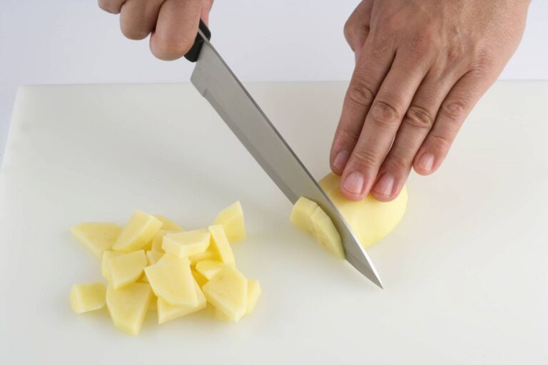 Para que al freir las patatas no nos queden apelmazadas después de pelarlas y lavarlas déjalas reposar un rato para que se reduzca el exceso de agua.