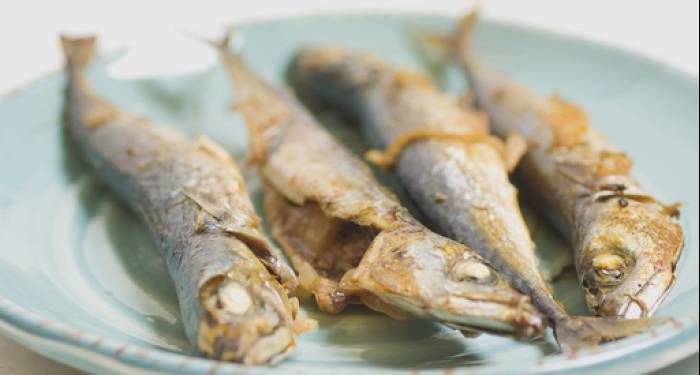 Salar y rebozar con harina el pescado