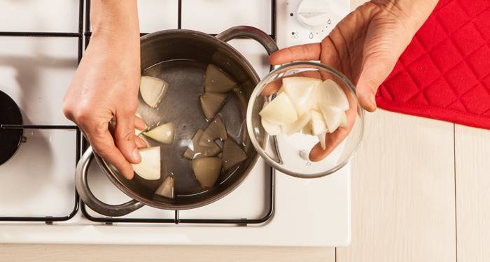 Cebollas con un sabor más suave para que el sabor de la cebolla no enmascare el de los demás ingredientes del plato, antes de cocinarlas ponlas en agua hirviendo durante cinco minutos.