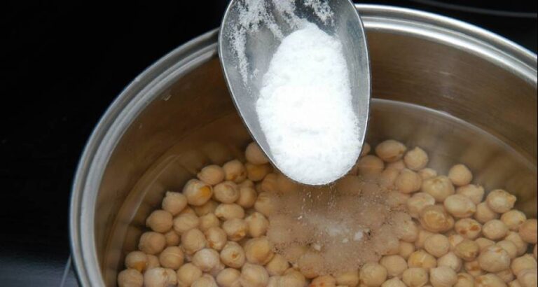 Si prefieres utilizar garbanzos secos y cocinarlos tú en casa cómo te hemos explicado hay un truco para que te queden bien tiernos.