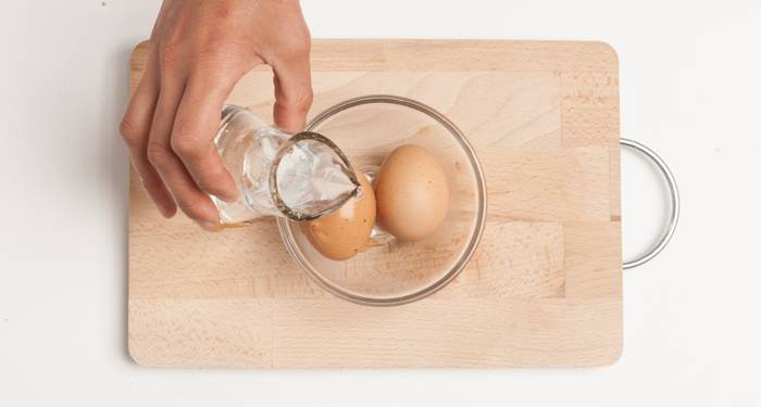 Si los huevos que has comprado no llevan la fecha de caducidad impresa, no te preocupes, existe un truco que nunca falla para saber si son frescos.