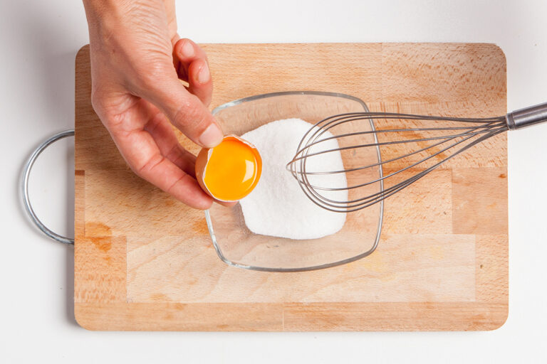 Preparar la crema de huevos y azúcar