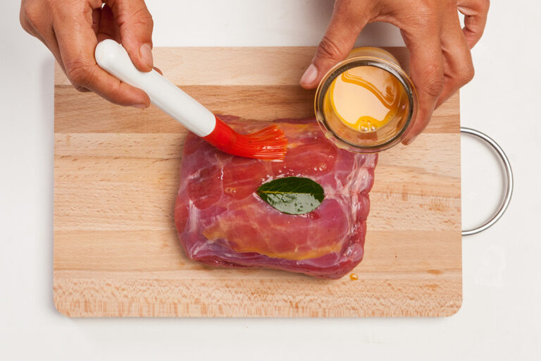 Para realzar aún más la jugosidad de la carne de ternera, aquí te ofrecemos un consejo adicional: antes de cocinarla, aplica una fina capa de huevo batido utilizando un pincel de cocina.