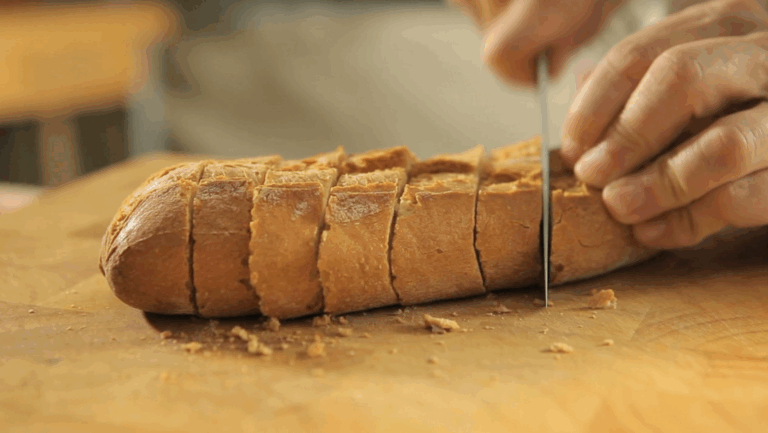   si prefieres que los trocitos de pan absorban más los sabores de los ingredientes del plato y queden más jugosos, no los trocees muy pequeños.