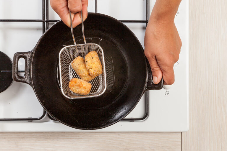   utiliza una cesta para freír las croquetas de jamón y queso, así drenaran mejor y quedaran más crujientes y menos aceitosas.