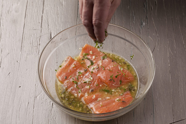 Un consejo para cocinar esta receta de salmón al horno consiste en utilizar la piel del limón para hacer la marinada, pero una fina piel, que no llegue a la parte blanca porque entonces amargaría un poco.