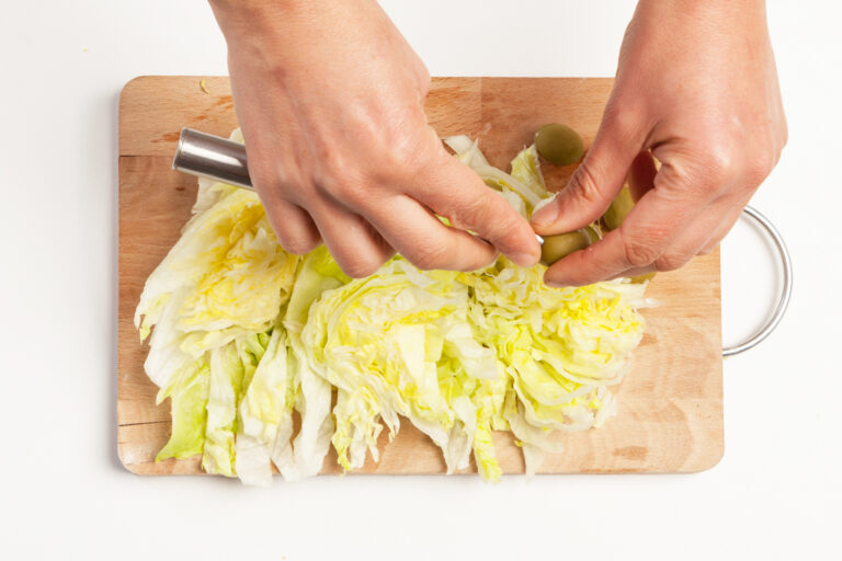 Ensalada más sabrosapara que la ensalada quede más gustosa, utiliza aceitunas grandes y deshuesalas al momento.