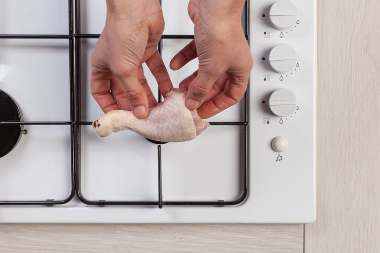 Si al comprar los muslos de pollo optaste por los de corral, probablemente aún tengan algún resto de pluma en la piel.
