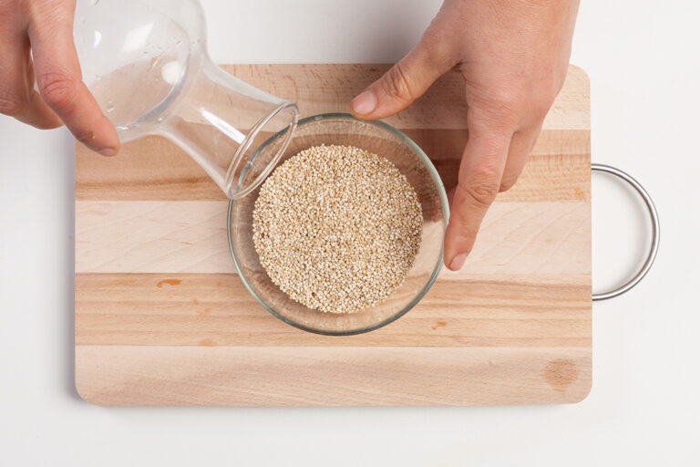   para quitar ese sabor amargo que suele acompañar a la quinoa es imprescindible lavarla bien antes de cocerla.