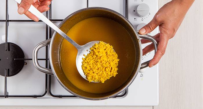Para servirlo, pica uno poco de perejil y espolvoréalo por encima para darle un extra de color y sabor.