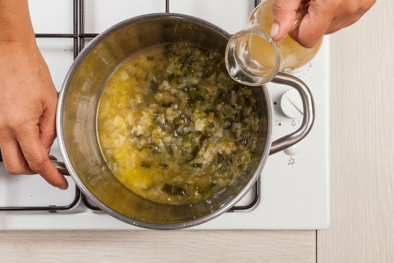 Cuando estés elaborando la crema, recuerda agregar el caldo de verduras lentamente.